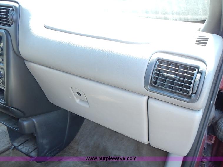 image for item I3557 2000 Chevrolet Venture LS van