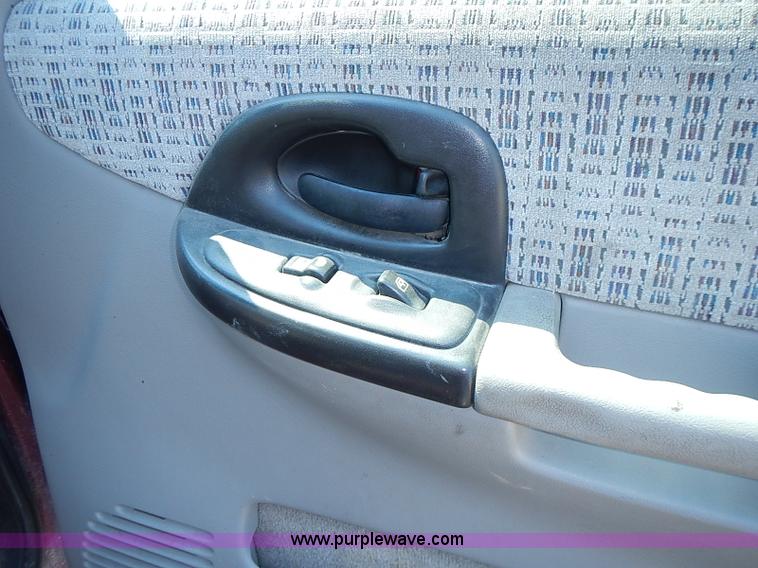 image for item I3557 2000 Chevrolet Venture LS van