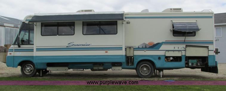 image for item I4146 1995 Winnebago ICG34RQ Itasca camper