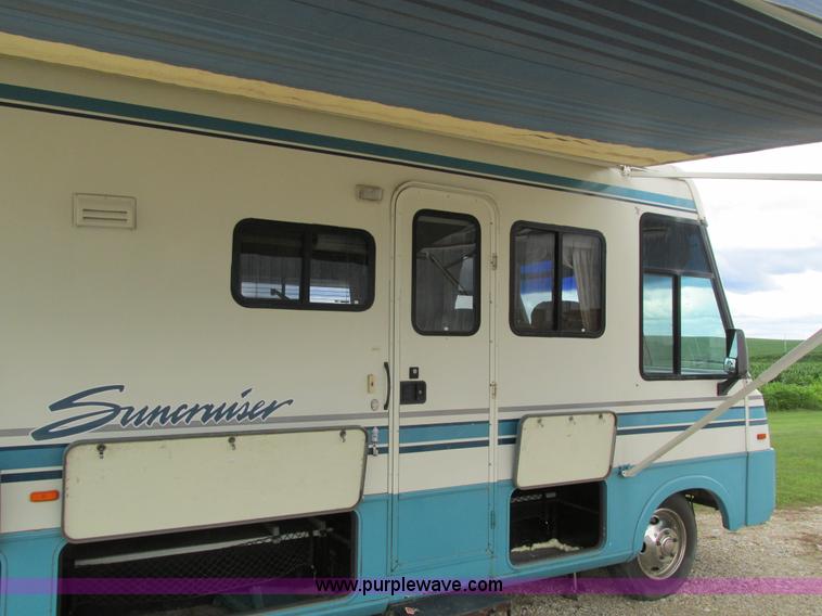 image for item I4146 1995 Winnebago ICG34RQ Itasca camper