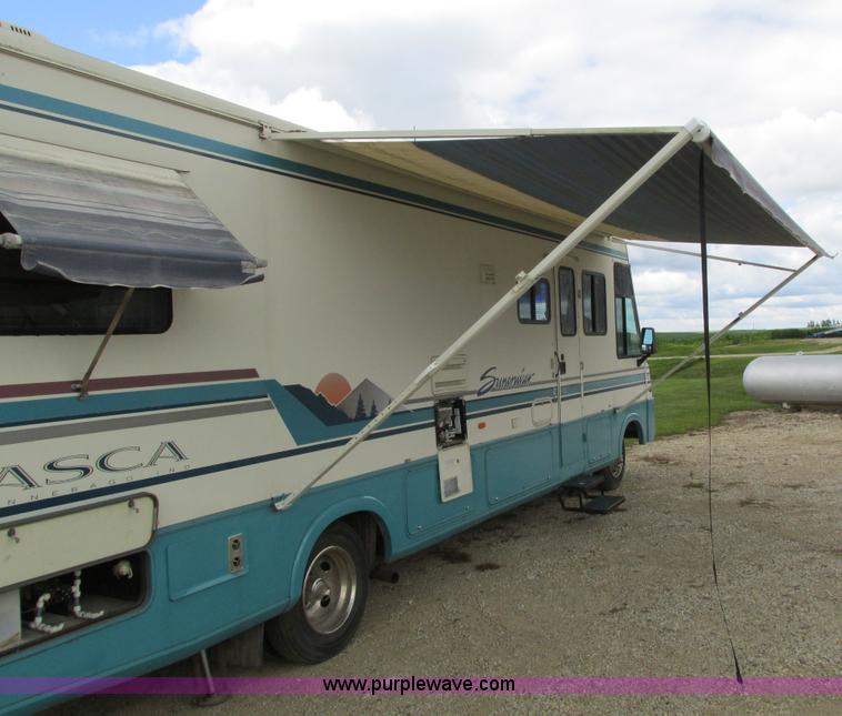 image for item I4146 1995 Winnebago ICG34RQ Itasca camper