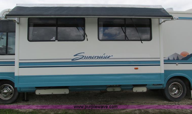 image for item I4146 1995 Winnebago ICG34RQ Itasca camper