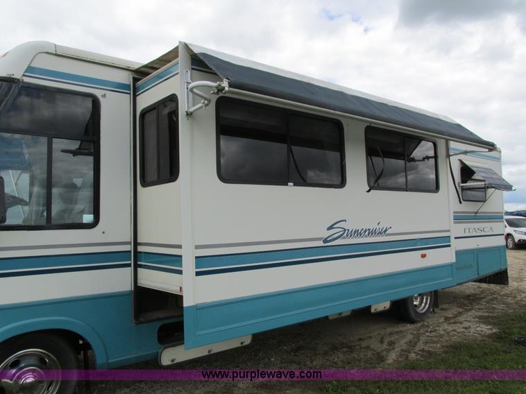 image for item I4146 1995 Winnebago ICG34RQ Itasca camper