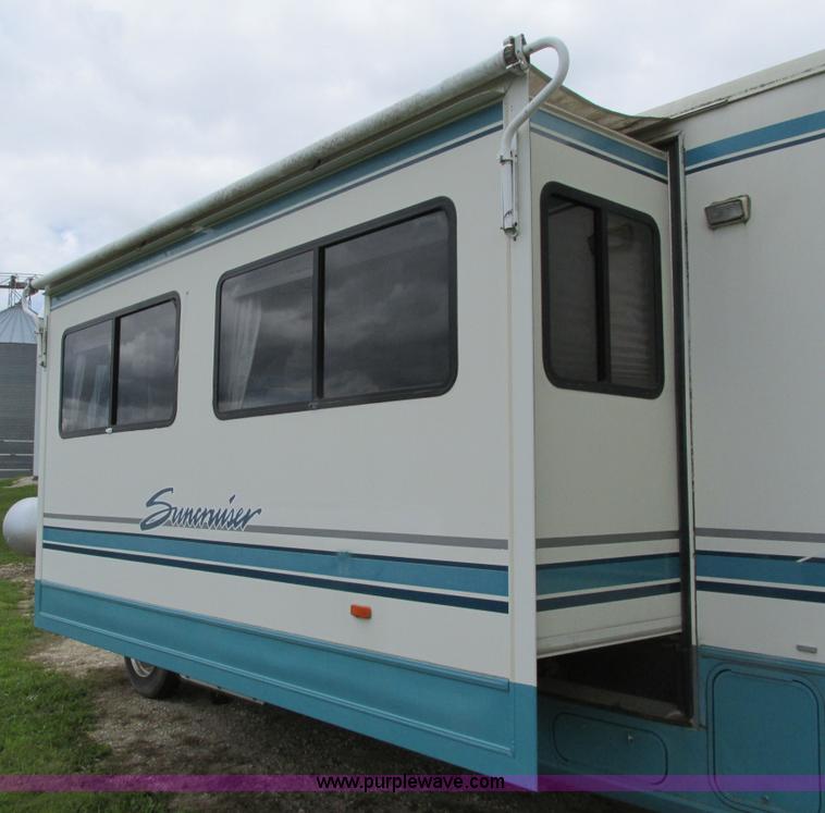 image for item I4146 1995 Winnebago ICG34RQ Itasca camper