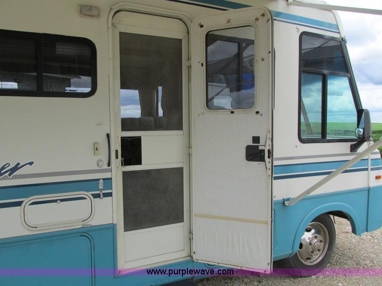 image for item I4146 1995 Winnebago ICG34RQ Itasca camper