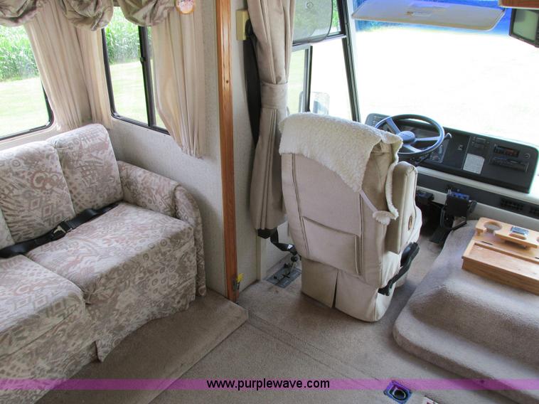 image for item I4146 1995 Winnebago ICG34RQ Itasca camper