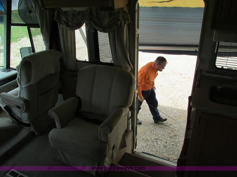 image for item I4146 1995 Winnebago ICG34RQ Itasca camper