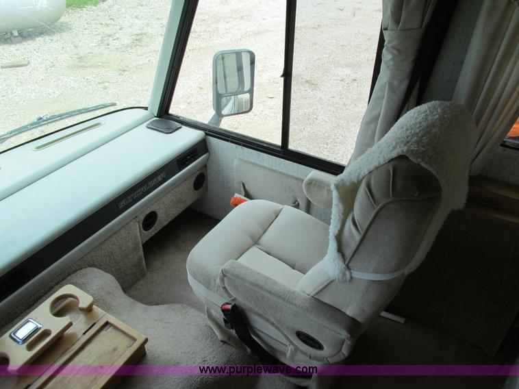 image for item I4146 1995 Winnebago ICG34RQ Itasca camper