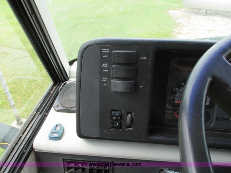 image for item I4146 1995 Winnebago ICG34RQ Itasca camper