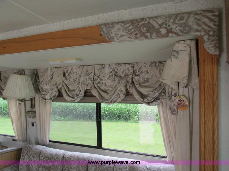 image for item I4146 1995 Winnebago ICG34RQ Itasca camper