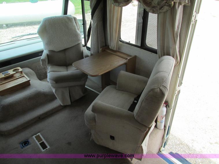 image for item I4146 1995 Winnebago ICG34RQ Itasca camper