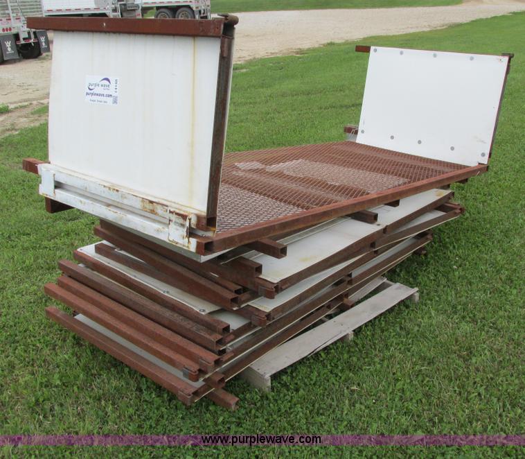 image for item I4148 Approximately 15 pieces of fence