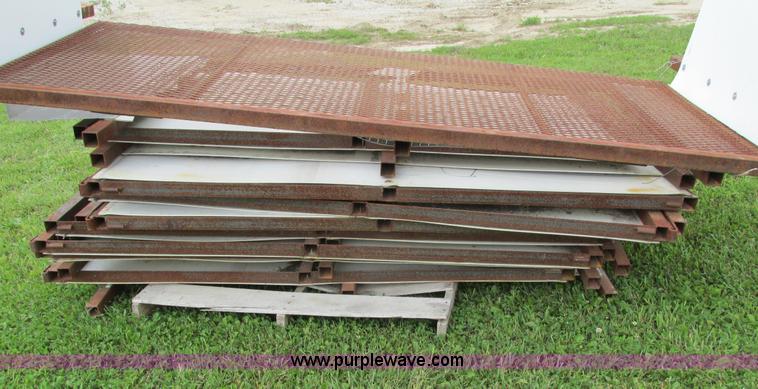 image for item I4148 Approximately 15 pieces of fence