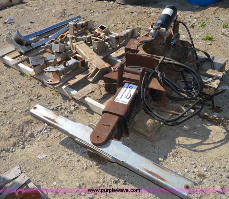 image for item I4668 Hydraulic tow hitch