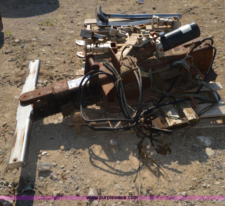 image for item I4668 Hydraulic tow hitch