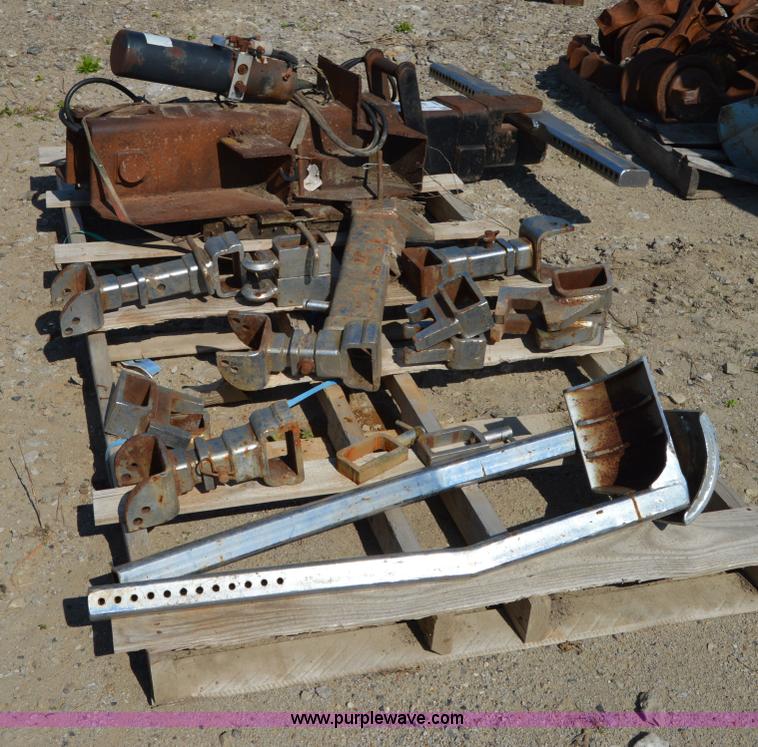 image for item I4668 Hydraulic tow hitch