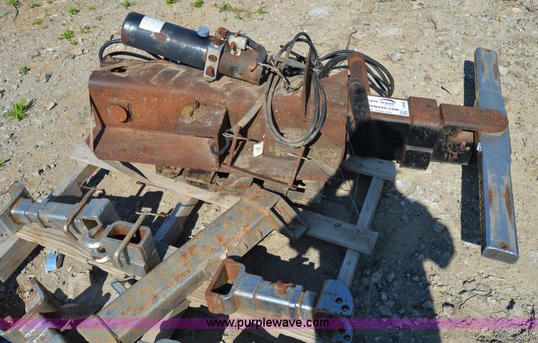 image for item I4668 Hydraulic tow hitch