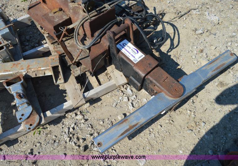 image for item I4668 Hydraulic tow hitch