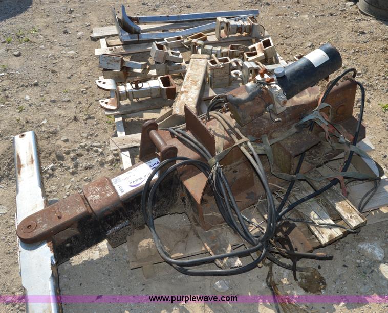 image for item I4668 Hydraulic tow hitch