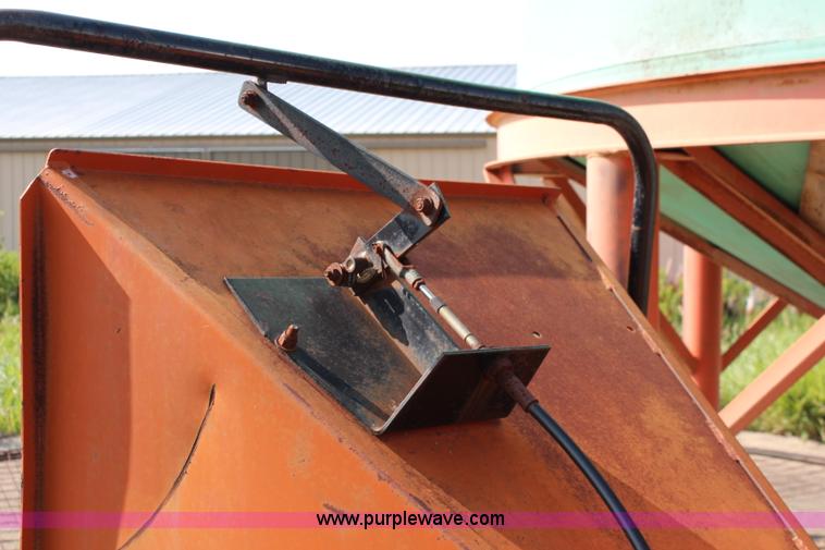 image for item J1143 Bear Cat 72854 wood chipper