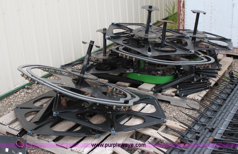 image for item AM9281 John Deere 30' fingered pickup reel