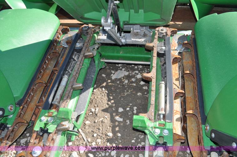 image for item F2041 2012 John Deere 612C corn head