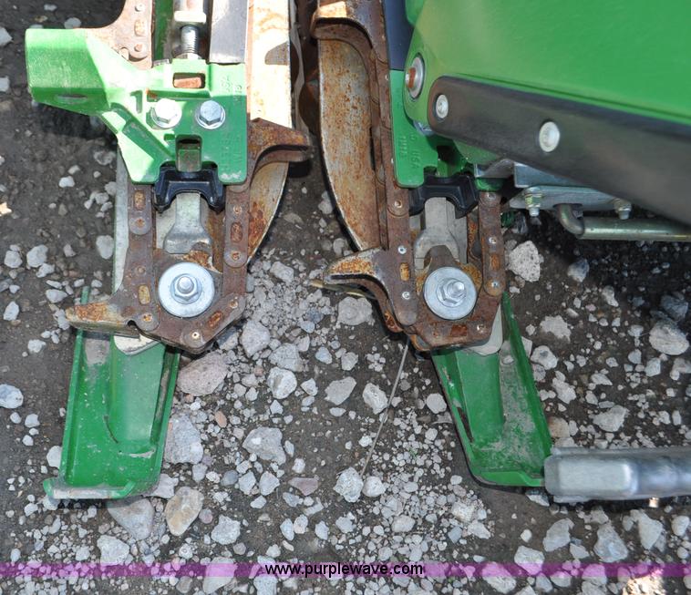 image for item F2041 2012 John Deere 612C corn head