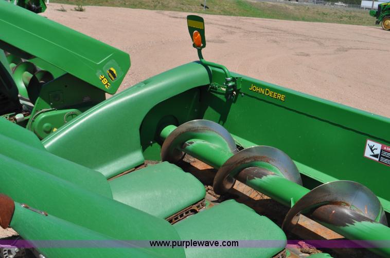 image for item F2043 2008 John Deere 612C corn head