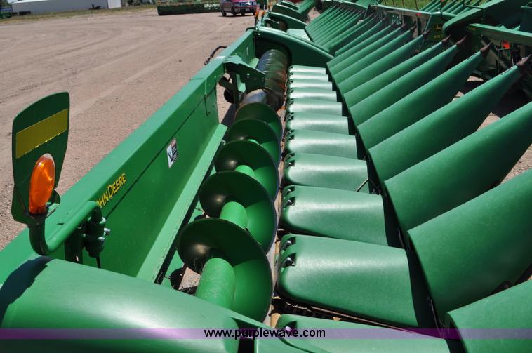 image for item F2043 2008 John Deere 612C corn head