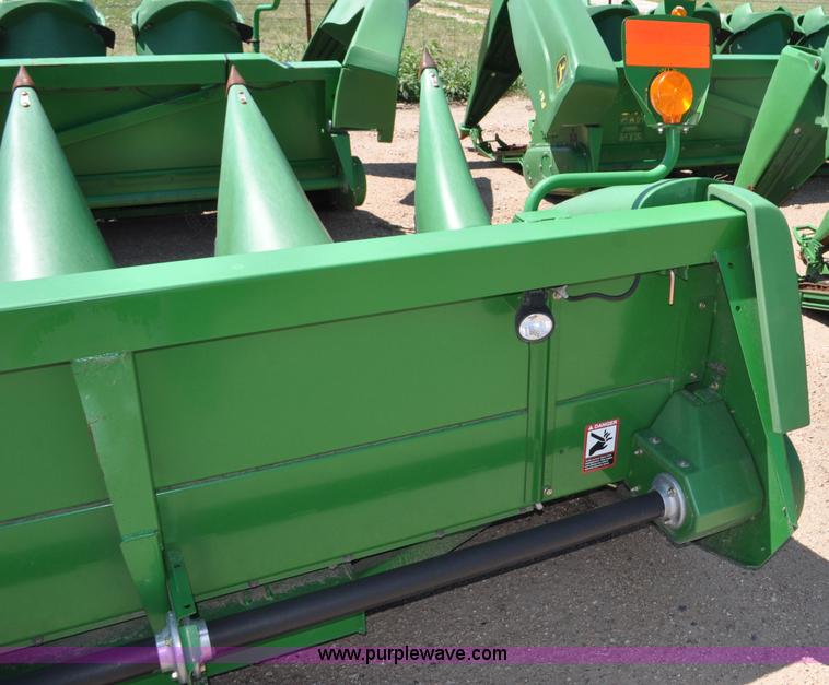 image for item F2043 2008 John Deere 612C corn head