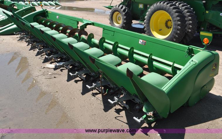 image for item F2044 2010 John Deere 612C corn head