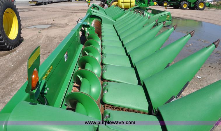 image for item F2044 2010 John Deere 612C corn head