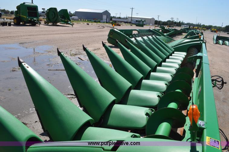 image for item F2044 2010 John Deere 612C corn head