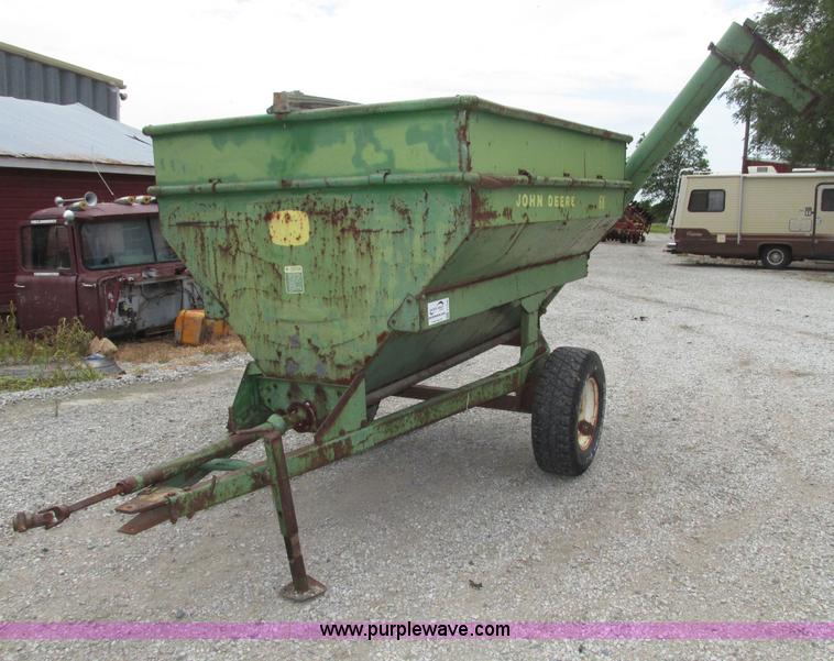 John Deere 68 auger wagon in Beatrice, NE Item F7440 sold Purple Wave