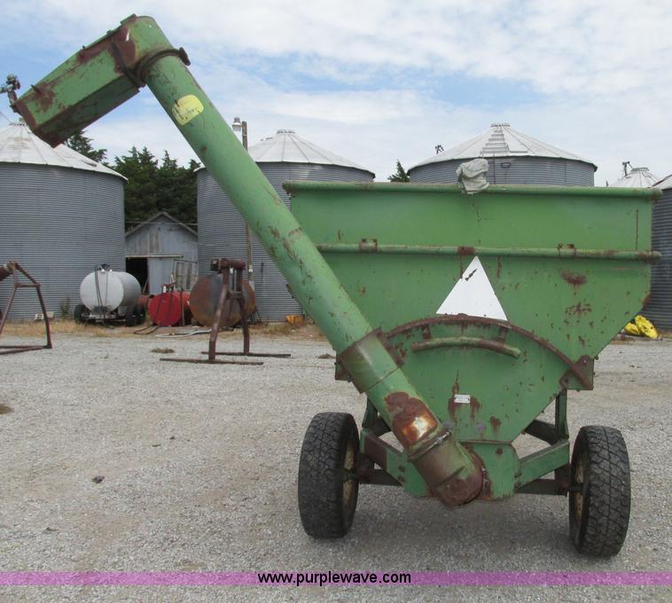 John Deere 68 auger wagon in Beatrice, NE Item F7440 sold Purple Wave