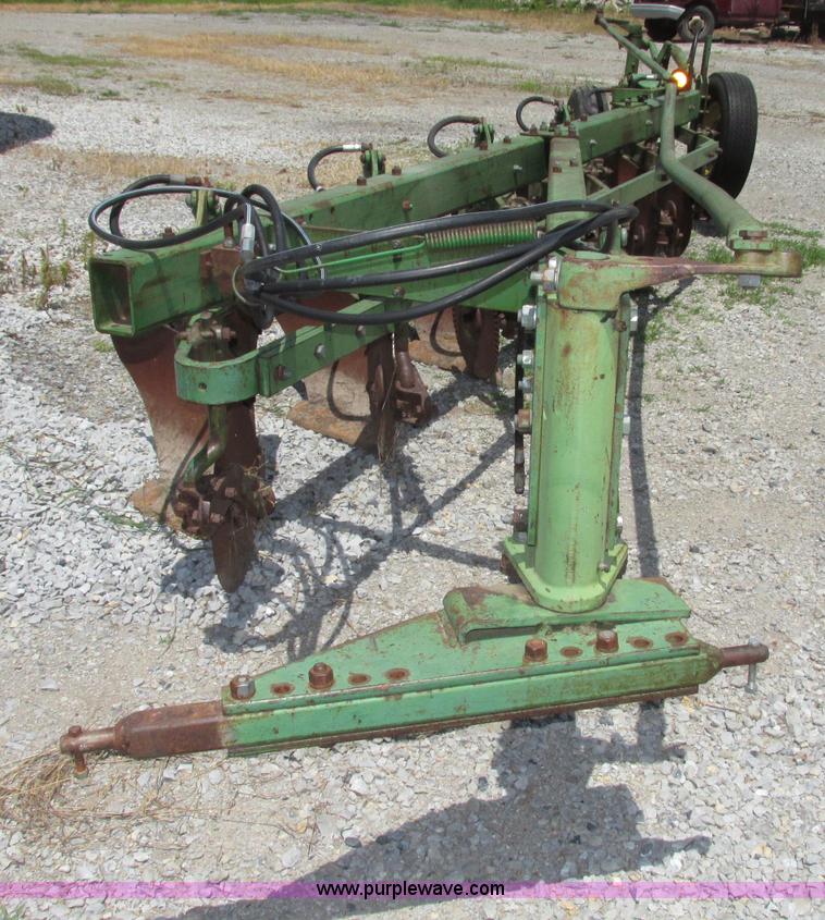 image for item F7444 John Deere F345H six bottom plow