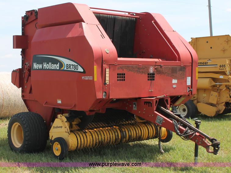 image for item H5629 2004 New Holland BR780 round baler