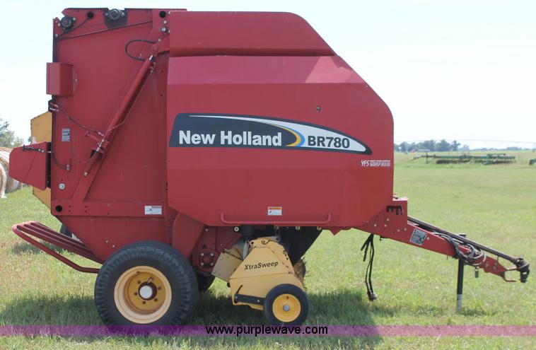 image for item H5629 2004 New Holland BR780 round baler
