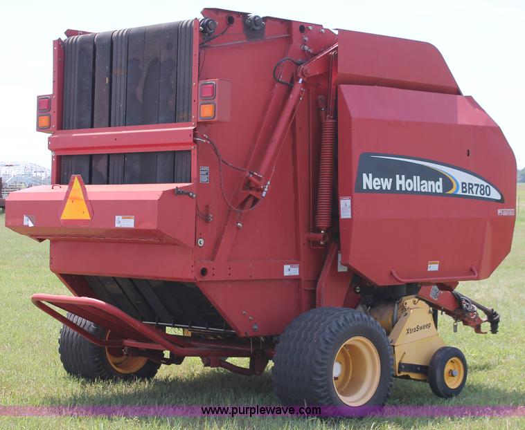 image for item H5629 2004 New Holland BR780 round baler