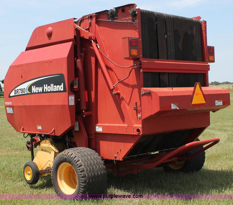 image for item H5629 2004 New Holland BR780 round baler