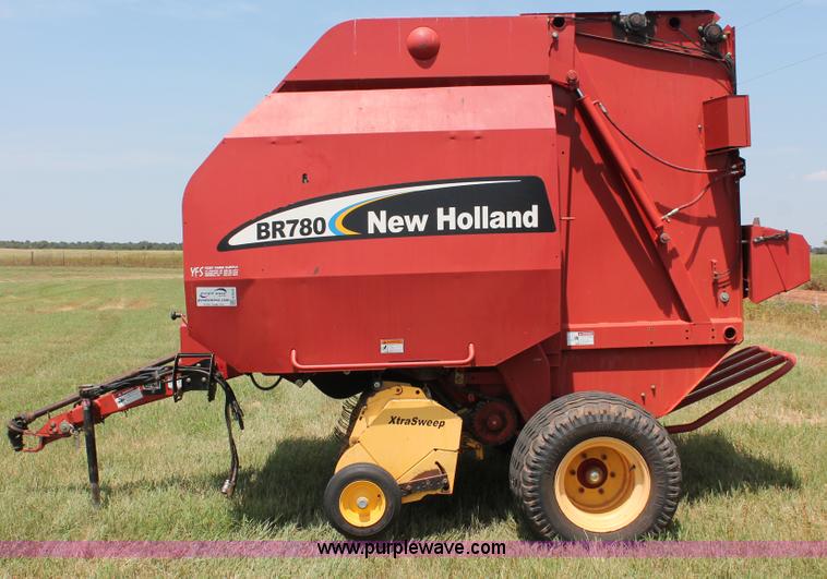 image for item H5629 2004 New Holland BR780 round baler