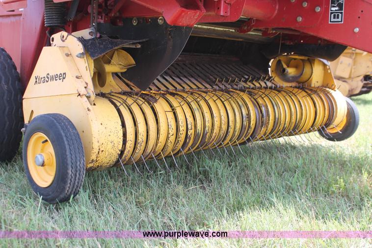 image for item H5629 2004 New Holland BR780 round baler