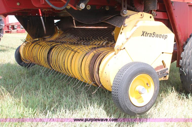 image for item H5629 2004 New Holland BR780 round baler