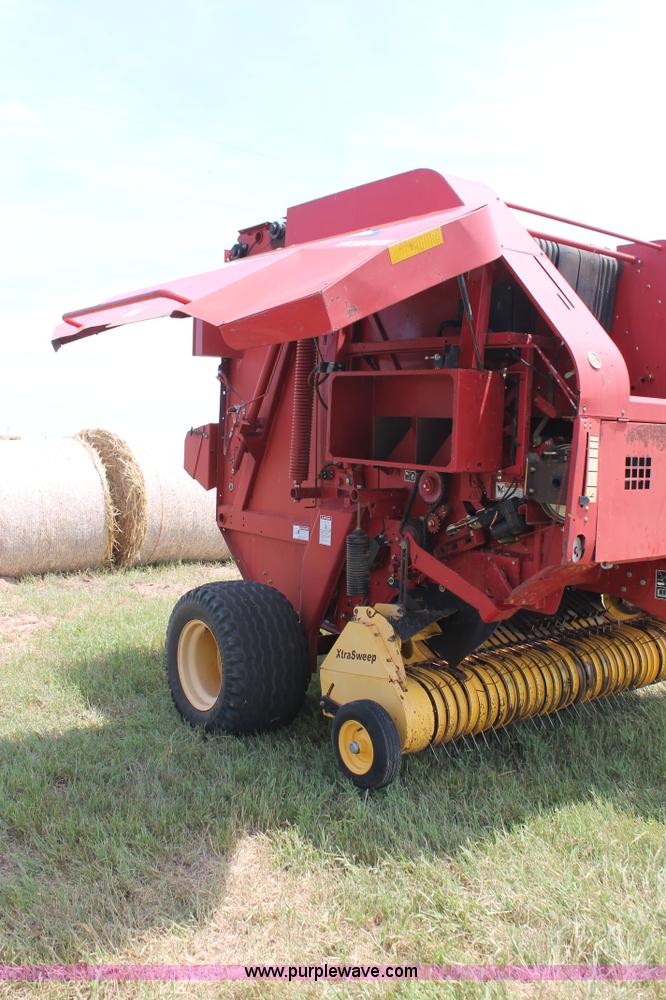 image for item H5629 2004 New Holland BR780 round baler