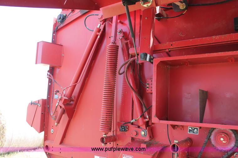 image for item H5629 2004 New Holland BR780 round baler