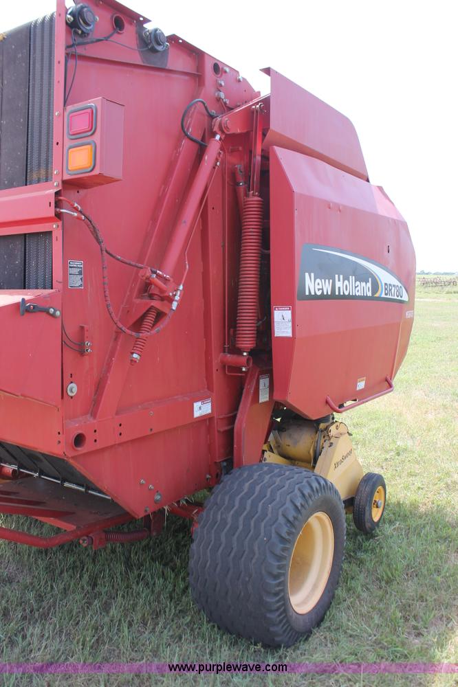 image for item H5629 2004 New Holland BR780 round baler