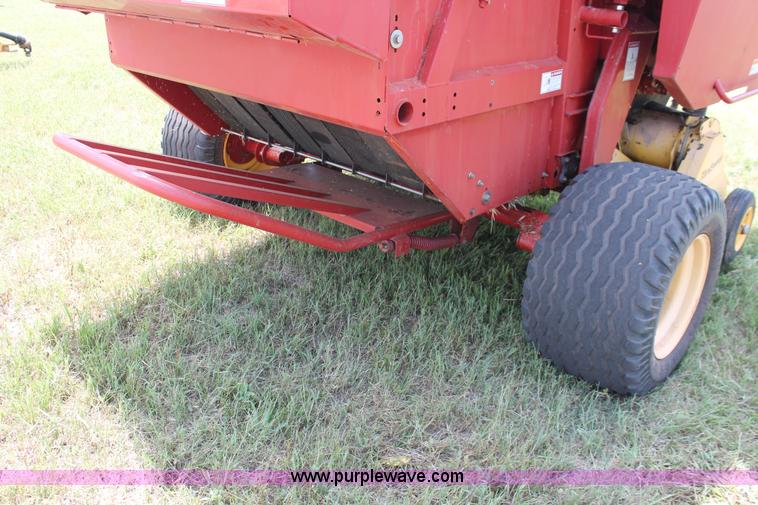 image for item H5629 2004 New Holland BR780 round baler