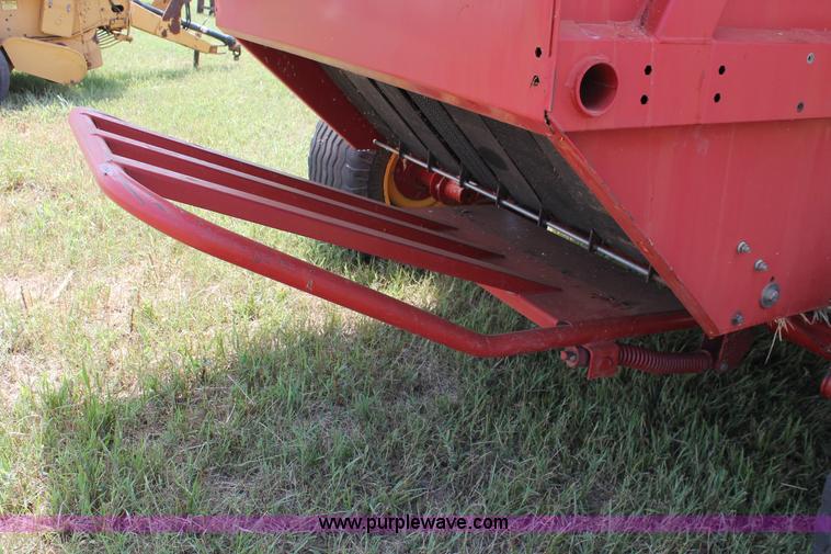 image for item H5629 2004 New Holland BR780 round baler