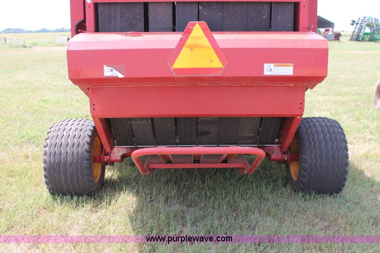 image for item H5629 2004 New Holland BR780 round baler