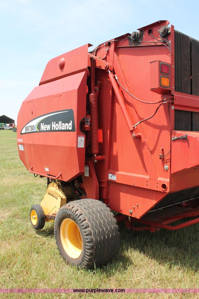 image for item H5629 2004 New Holland BR780 round baler